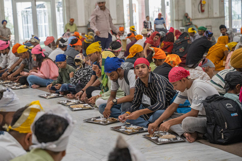 Utforska en heldagstur i Delhi med Gurdwara Bangla SahibTransfer + guide + ingång + middag