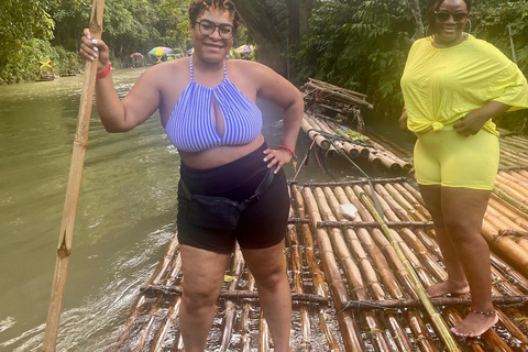 Granja de Marihuana, Rafting en Bambú y Excursión a la Playa de la Cueva de los MédicosDesde Montego Bay