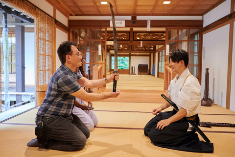 Osaka: Tour privado de esgrima - Entrenado por un gran maestro