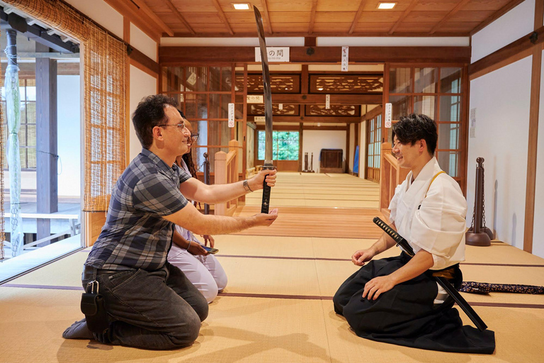 Osaka: Swordsmanship Private Tour - Trained by a grandmaster