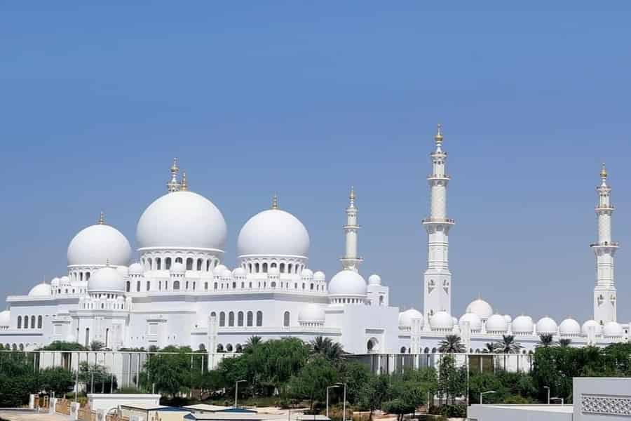 Abu Dhabi: Städtetour mit Großer Moschee & BAPS – mit Mittagessen. Foto: GetYourGuide Abu Dhabi: Städtetour mit Großer Moschee & BAPS – mit Mittagessen. Foto: GetYourGuide