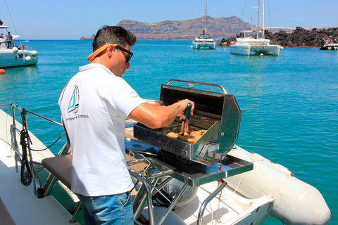 Santorini: Crociera in catamarano di lusso con pranzo, barbecue e bevande