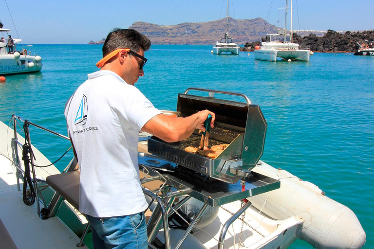 Santorini: Crociera in catamarano di lusso con pranzo, barbecue e bevande