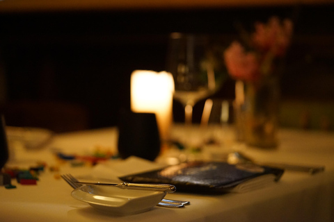 عشاء رومانسي على ضوء الشموع مع كريمون، 5 أطباق مع النبيذتناول الطعام