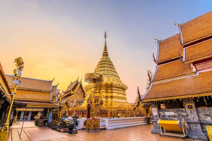Chiang Mai: Doi Suthep & Wat Pha Lat mit dem lokalen roten Truck. Foto: GetYourGuide