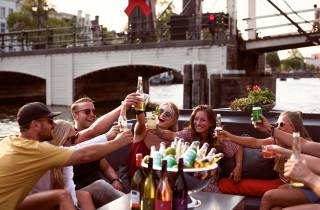 Amsterdam: Private Bootsfahrt mit Getränken und optionalen Snacks