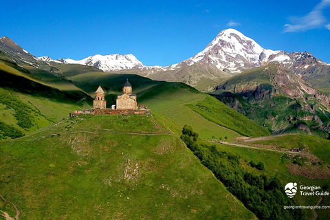 Tour di Kazbegi con una fantastica vista sulle montagne del Caucaso