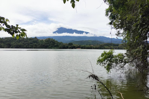 Arusha: Caminhada guiada na natureza, canoagem e piquenique no Lago Duluti