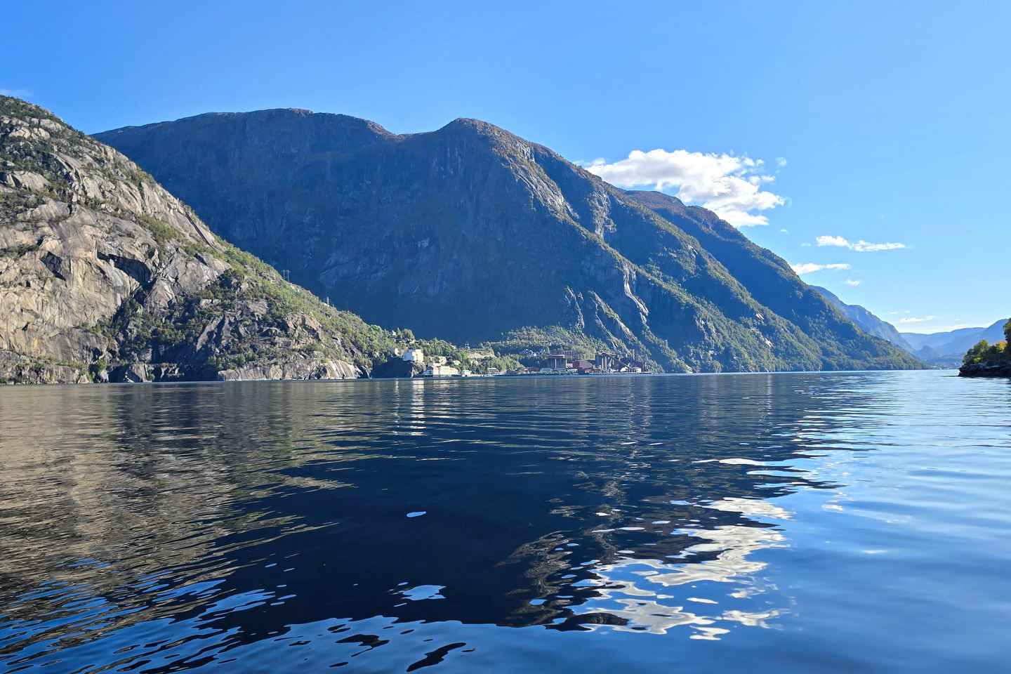 Hardangerfjord: Guided Kayak Tour