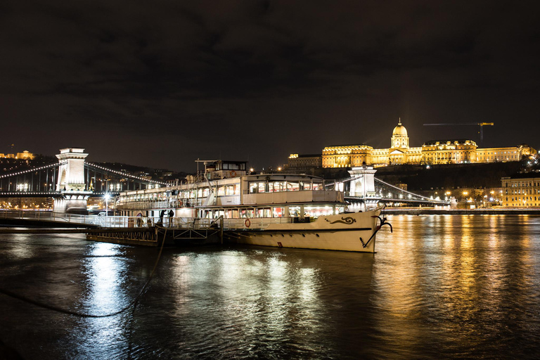 Budapest: Fiesta de Fin de Año en Crucero con Comida y Espectáculo en Directo