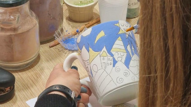 Enna: beschilder je eigen Siciliaanse keramieken mok