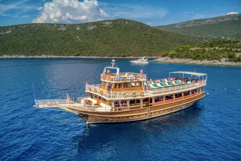 Von Budva aus: Ganztagestour und Kreuzfahrt durch die Boka-Bucht mit Guide
