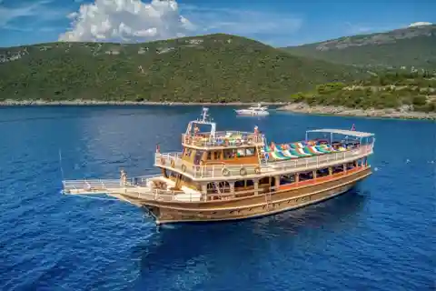Från Budva: Boka Bay guidad dagsutflykt och kryssning