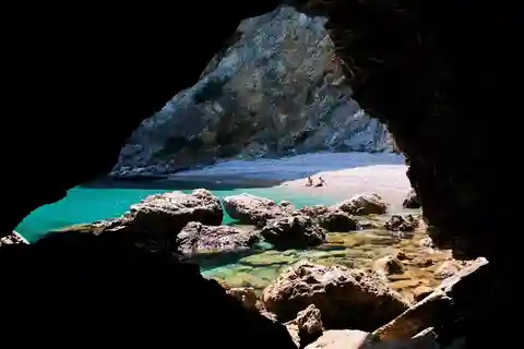 Sesimbra: Secret Beaches and Caves