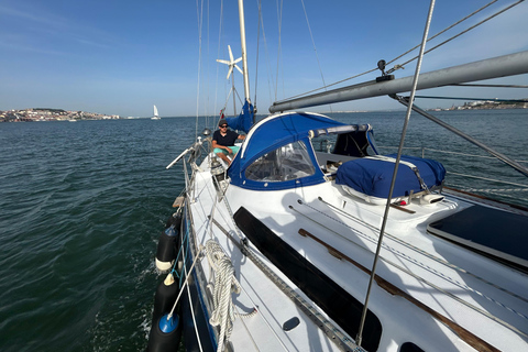 Ekskluzywny rejs o zachodzie słońca z lokalnym winem i portugalskimi przekąskamiPrywatna wycieczka dla grupy 2/3 godziny rejsem o zachodzie słońca z przekąskami i drinkiem po