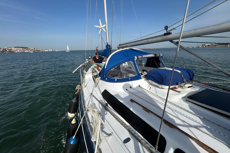 Ekskluzywny rejs o zachodzie słońca z lokalnym winem i portugalskimi przekąskamiPrywatna wycieczka dla grupy 2/3 godziny rejsem o zachodzie słońca z przekąskami i drinkiem po