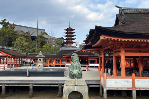 Hiroshima: passeio ao Parque Memorial da Paz e à Ilha MiyajimaHiroshima: pessoas com JR Passes ou ingressos para o trem-bala