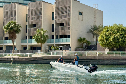 Tour de áudio pela Ilha Yas, condução própria guiada em grupo, fácil e divertidoSeaRay 25 FT • Com o capitão Bayside • Perfeito para até 6 pessoas