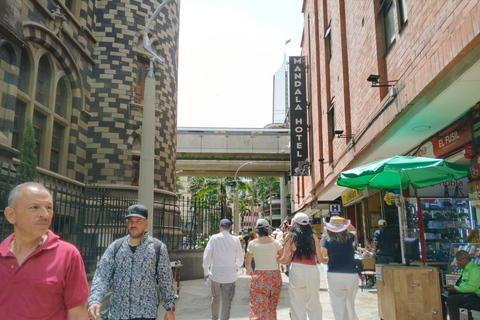 Medellín: Cultural Tour with Lunch and Commune 13