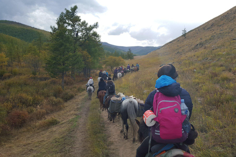 Trekking à cheval dans la vallée de l&#039;Orkhon, région des 8 lacs8 lacs de la vallée de l&#039;Orkhon, randonnée à cheval, région des chutes d&#039;eau