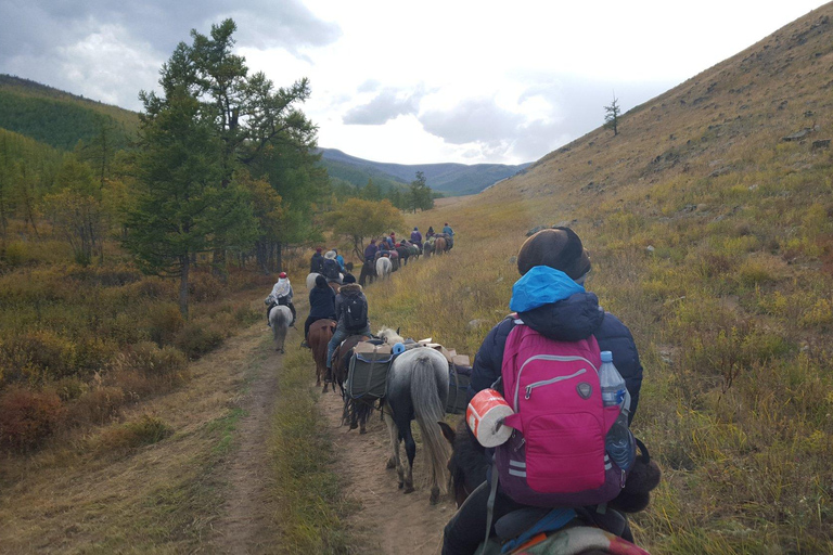 Trekking à cheval dans la vallée de l&#039;Orkhon, région des 8 lacs8 lacs de la vallée de l&#039;Orkhon, randonnée à cheval, région des chutes d&#039;eau