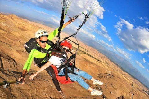 Paralotniarstwo w górach Atlas i jednodniowa przejażdżka na pustynnym wielbłądzieLatać po niebie, przejażdżka na wielbłądach i jednodniowa wycieczka w góry Atlas