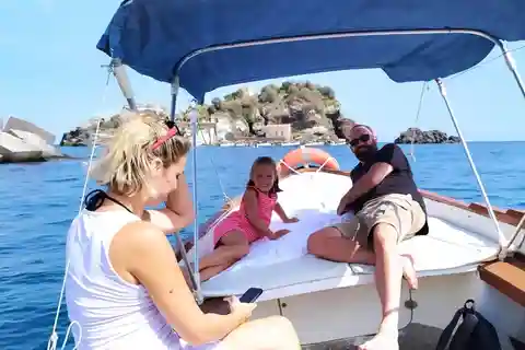 Tour in barca di Aci Trezza al tramonto e cena a casa di una famiglia siciliana