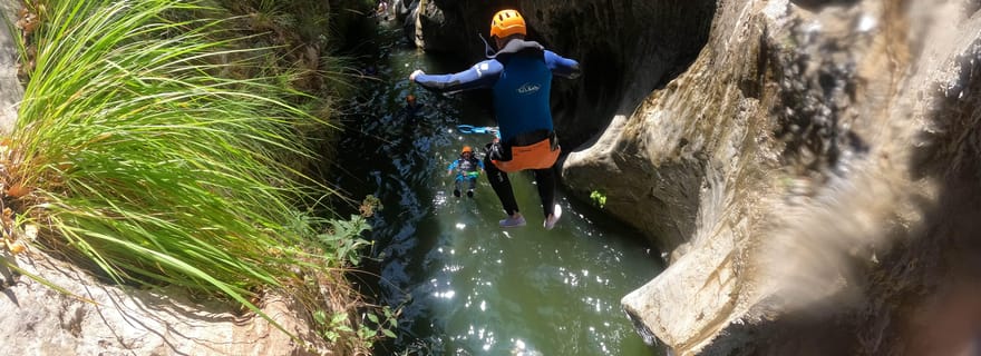 Depuis Estepona : Aventure canyoning guidée sur la rivière Guadalmina