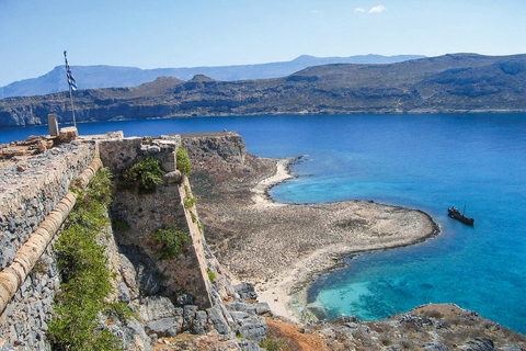 Depuis le port de Kissamos : croisière en bateau vers la lagune de Balos et GramvousaDepuis le port de Kissamos : croisière en bateau vers Balos et Gramvousa et déjeuner