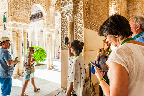 Granada: Alhambra & Nasrid Palaces Tour with Tickets Tour in French for 20 People