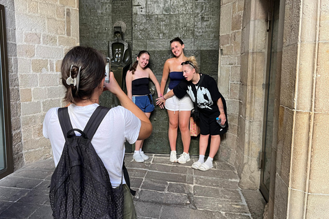 Barcelona Gothic WalkingTour: Roman Walls & Hidden Courtyard Small Group Tour