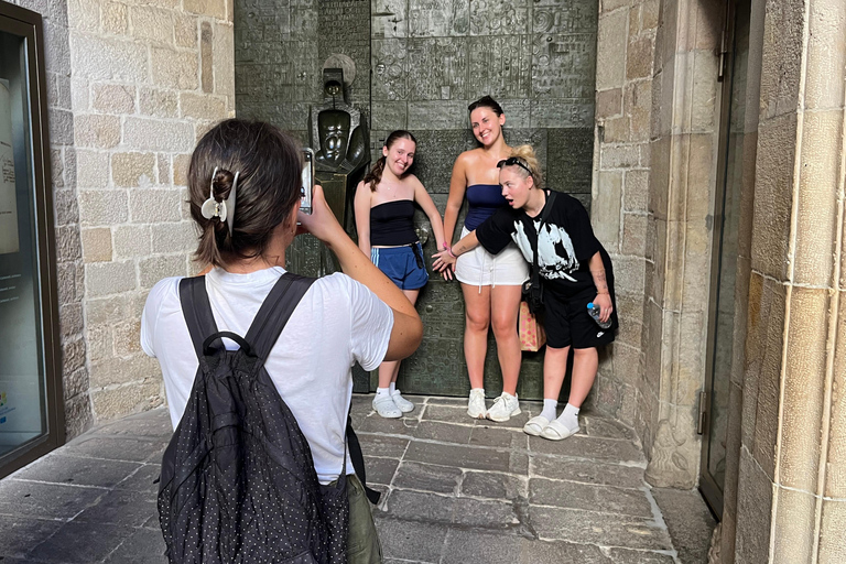 Barcelona Gothic WalkingTour: Roman Walls & Hidden Courtyard Small Group Tour