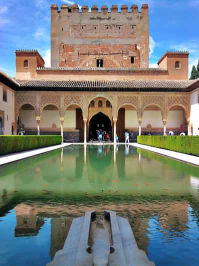 Alhambra and Nasrid Palaces Guided Tour with Tickets