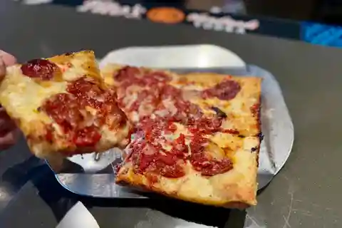 Detroit: Secret Food Tour with Tastings