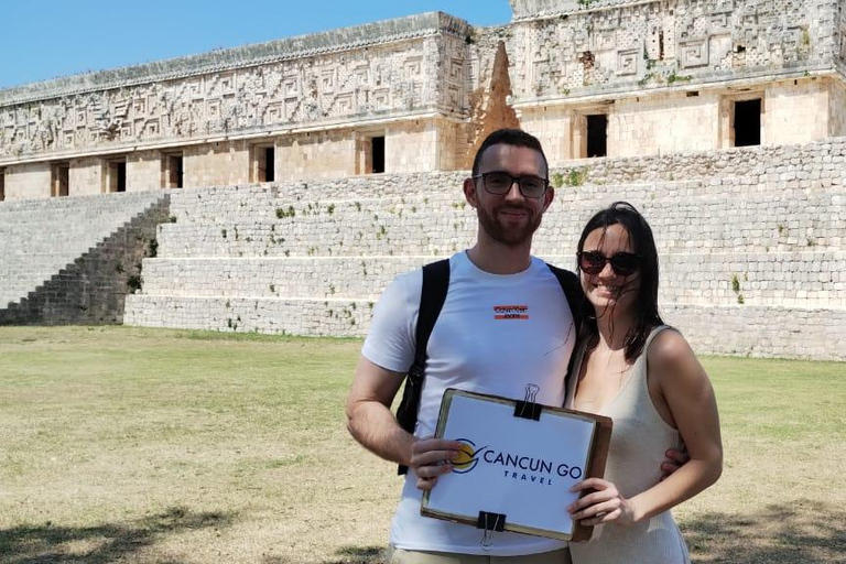 Uxmal: Visita guiada a pie de la zona arqueológica con entrada gratuitaVisita en grupo en inglés o español con entrada