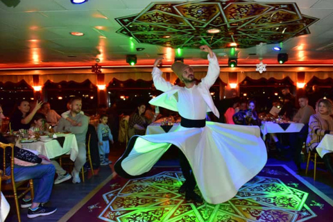 Istanbul: oudejaarsavond rondvaart &amp; diner op Bosporus2026Privétafel met diner en drankjes - trefpunt