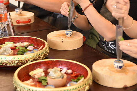 Bangkok: Praktyczne warsztaty gotowania tajskiego i wycieczka po targu w SathonBangkok: Praktyczne warsztaty gotowania tajskiej kuchni i wycieczka po targu w dzielnicy Sathon