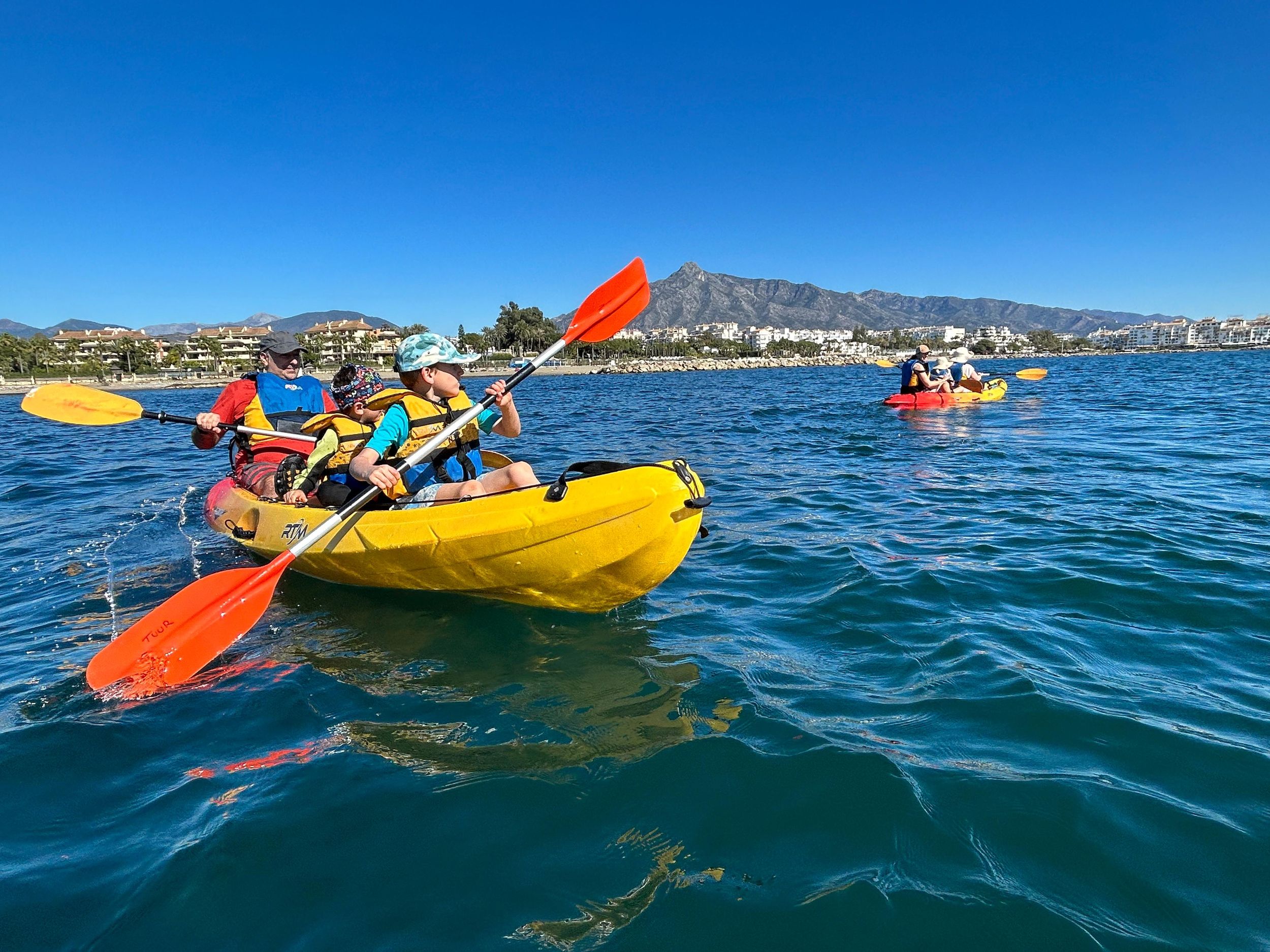 Marbella: Geführte Kajaktour in Puerto Banús