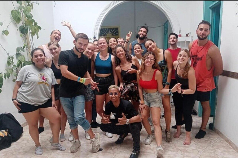 Cali: Salsa Night Tour with Pro Instructors Cali: Nighttime Salsa Sightseeing Tour with Pro Instructors