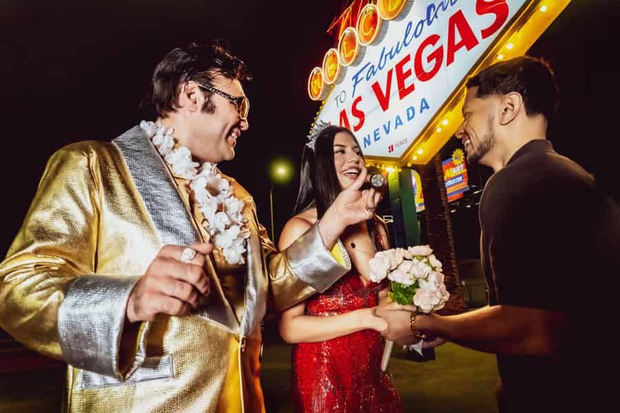 Las Vegas: Goldene Elvis-Gelübdeerneuerung oder Hochzeit am Welcome Sign. Foto: GetYourGuide