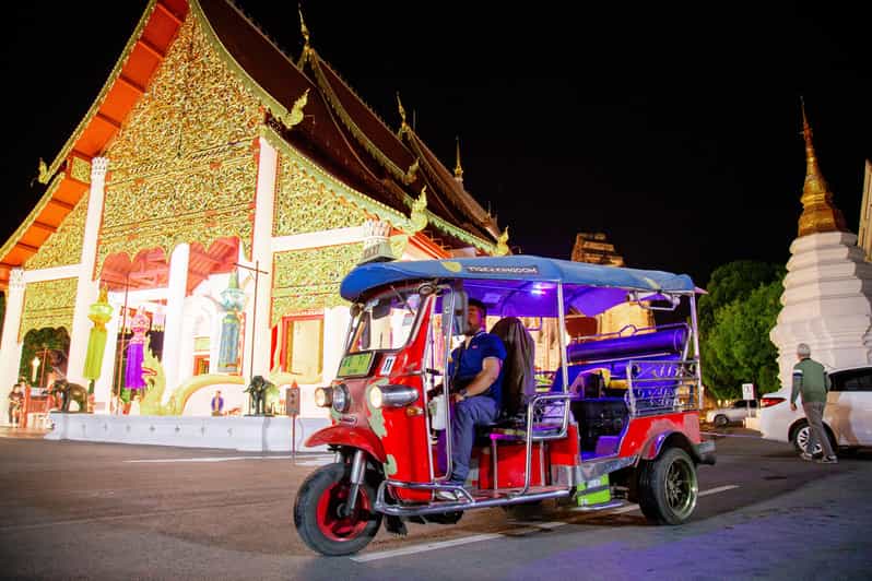 Chiang Mai: Visita nocturna a los templos y comida callejera en Tuk Tuk