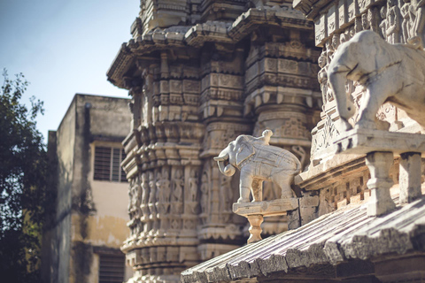 Udaipur: Private City Tour with Vintage Cars & Havelis