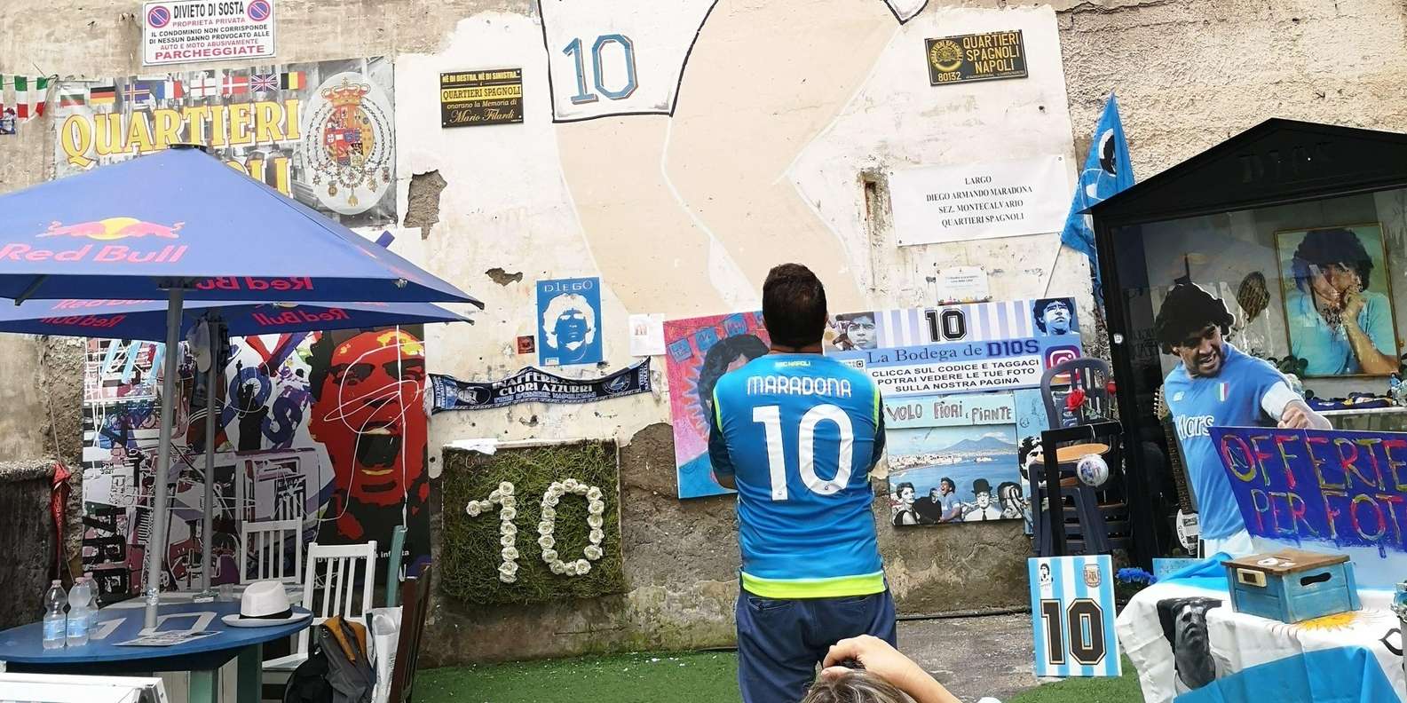 ナポリディエゴ・マラドーナの足跡を地元の人と歩く | GetYourGuide
