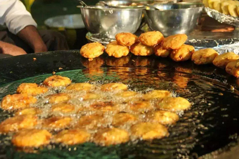 Tour gastronômico pelas ruas e praias de Mumbai com mais de 10 degustaçõesTour pela comida de rua e praia de Mumbai: coma e beba como um morador local