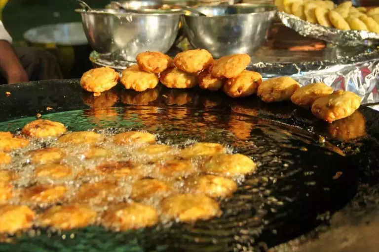 Tour gastronômico pelas ruas e praias de Mumbai com mais de 10 degustaçõesTour pela comida de rua e praia de Mumbai: coma e beba como um morador local