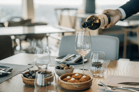 Gdańsk: Spanish wine tasting & tapas selection on 33rd floor