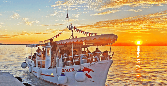 Hvar: Bootstour bei Sonnenuntergang mit Wein und Musik (2 Stunden)
