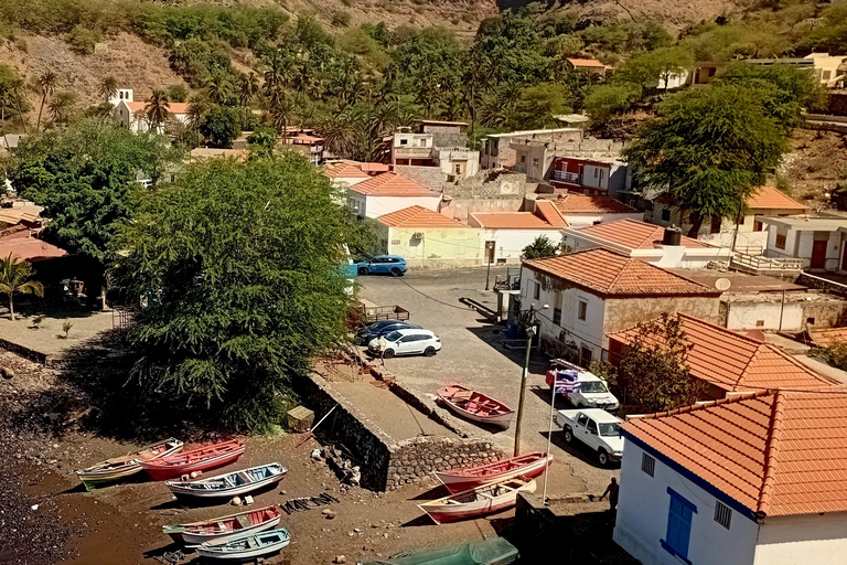 From Praia: Guided tour of Praia, Rua d'Arte & Cidade Velha. Private: Guided tour of Praia, Rua d'Arte & Cidade Velha.