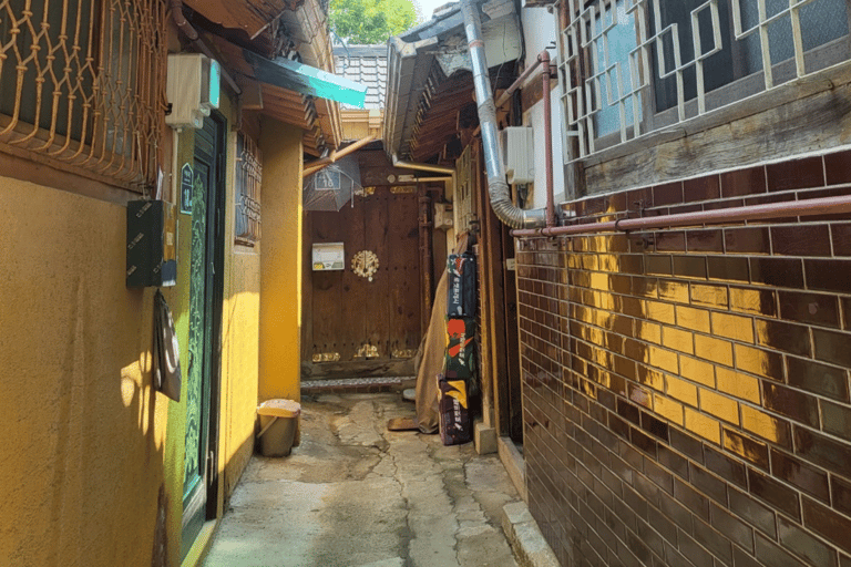 Gyeongbok-gung and Seochon walking tour with coin lunchbox Gyeongbok-gung & Seochon Walking Tour (Hanbok Experience)