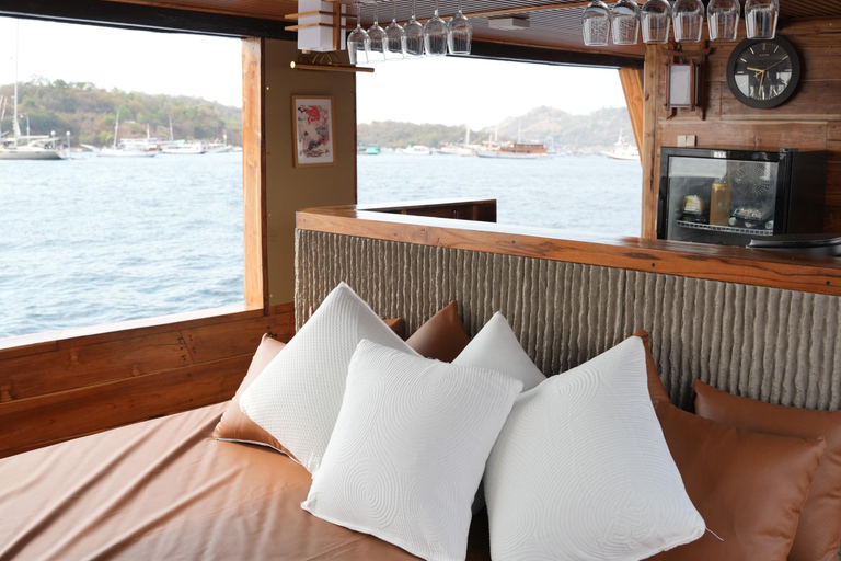 Labuan Bajo: Komodo Full Day Tour Luxury Boat Sunset Cruise Komodo Tour Luxury Boat with Drone and GoPro Underwater